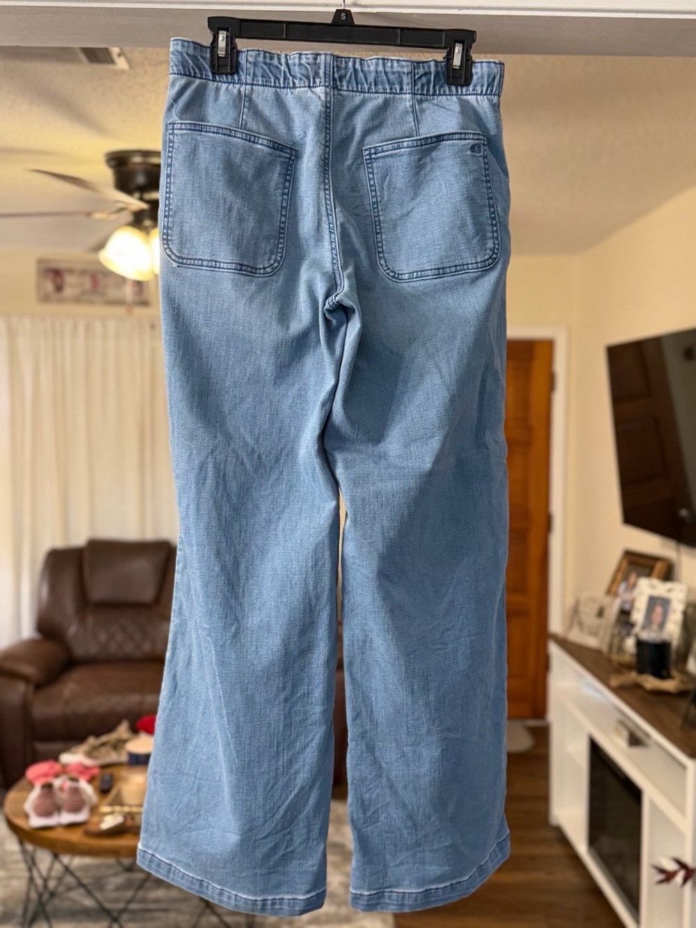 American Eagle Dreamy Drape Cozy Low-Rise Baggy Jeans - Picture 2 of 6